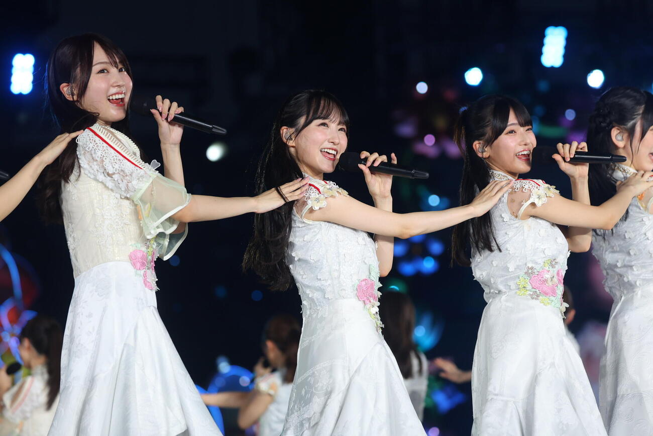 「真夏の全国ツアー2026」千秋楽公演を行った乃木坂46。左から賀喜遥香、一ノ瀬美空、瀬戸口心月（C）乃木坂46LLC