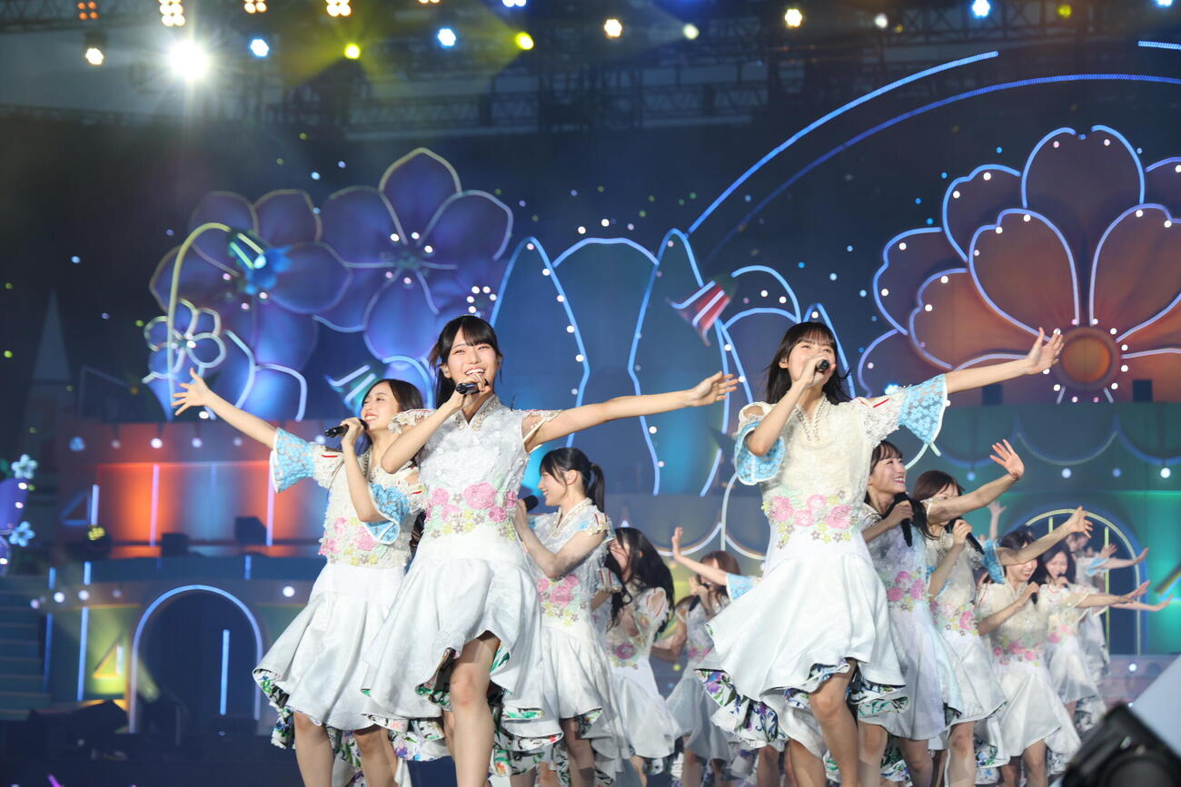 「真夏の全国ツアー2026」千秋楽公演を行った乃木坂46。中央は瀬戸口心月（C）乃木坂46LLC