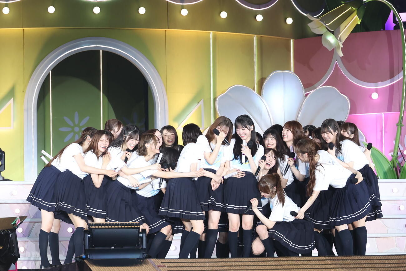 「真夏の全国ツアー2026」千秋楽公演　全員で抱き合う乃木坂46（C）乃木坂46LLC