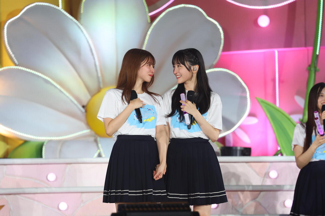 「真夏の全国ツアー2026」千秋楽公演を行った乃木坂46、菅原咲月（左）と一ノ瀬美空（右）（C）乃木坂46LLC