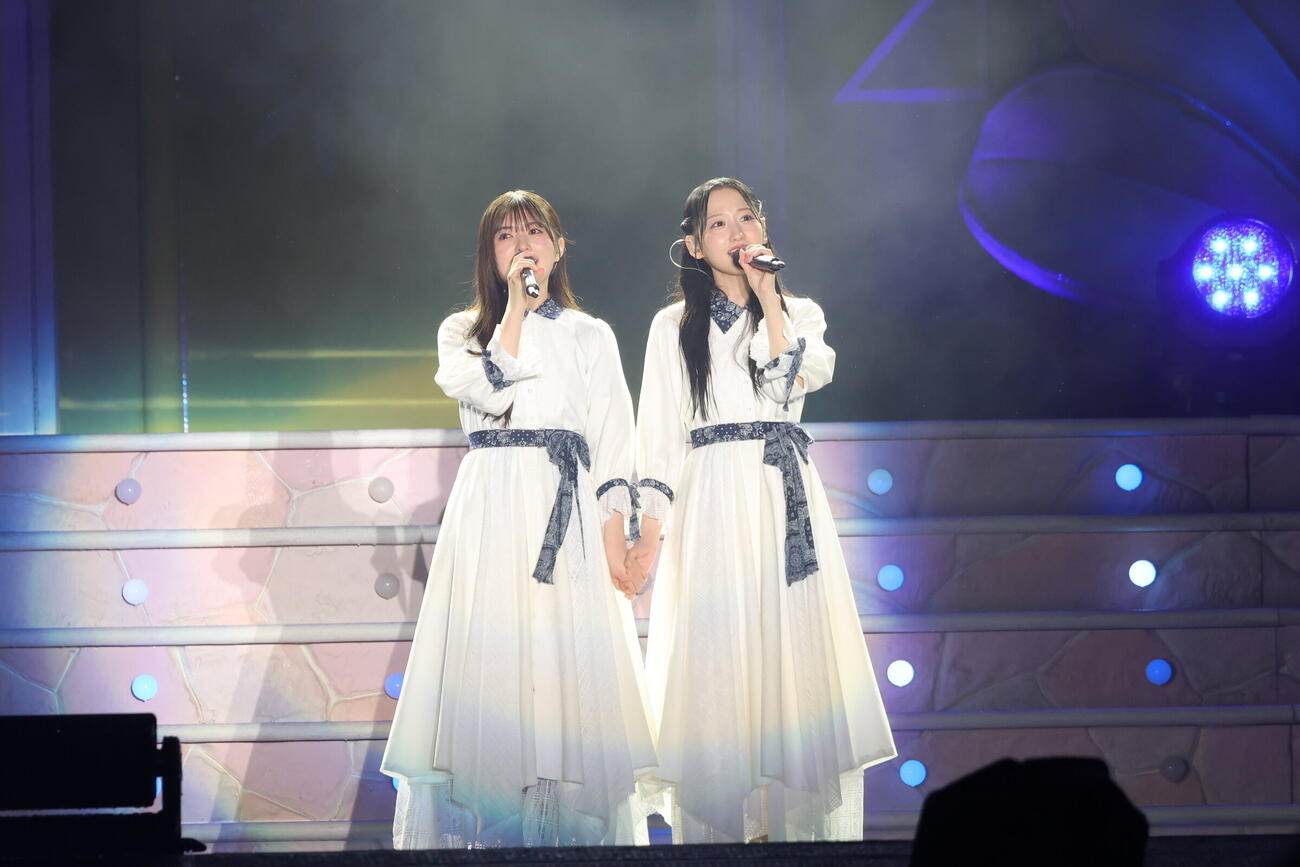 「真夏の全国ツアー2026」千秋楽公演を行った乃木坂46小川彩（左）と一ノ瀬美空（右）（C）乃木坂46LLC