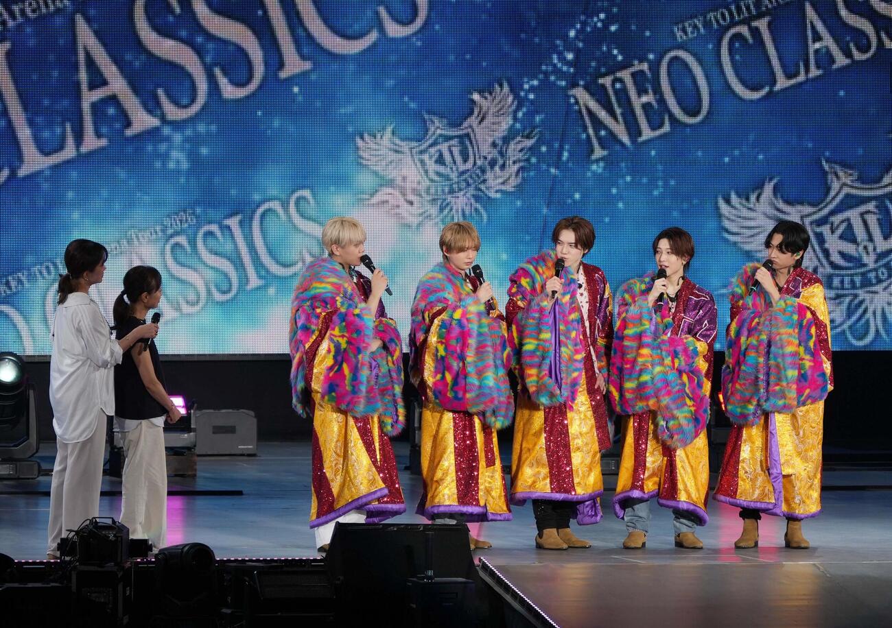 アリーナツアー2026 NEO CLASSICS有明アリーナ公演で囲み取材に臨むKEY TO LITの、左から佐々木大光、井上瑞稀、岩﨑大昇、中村嶺亜、猪狩蒼弥（撮影・小沢裕）
