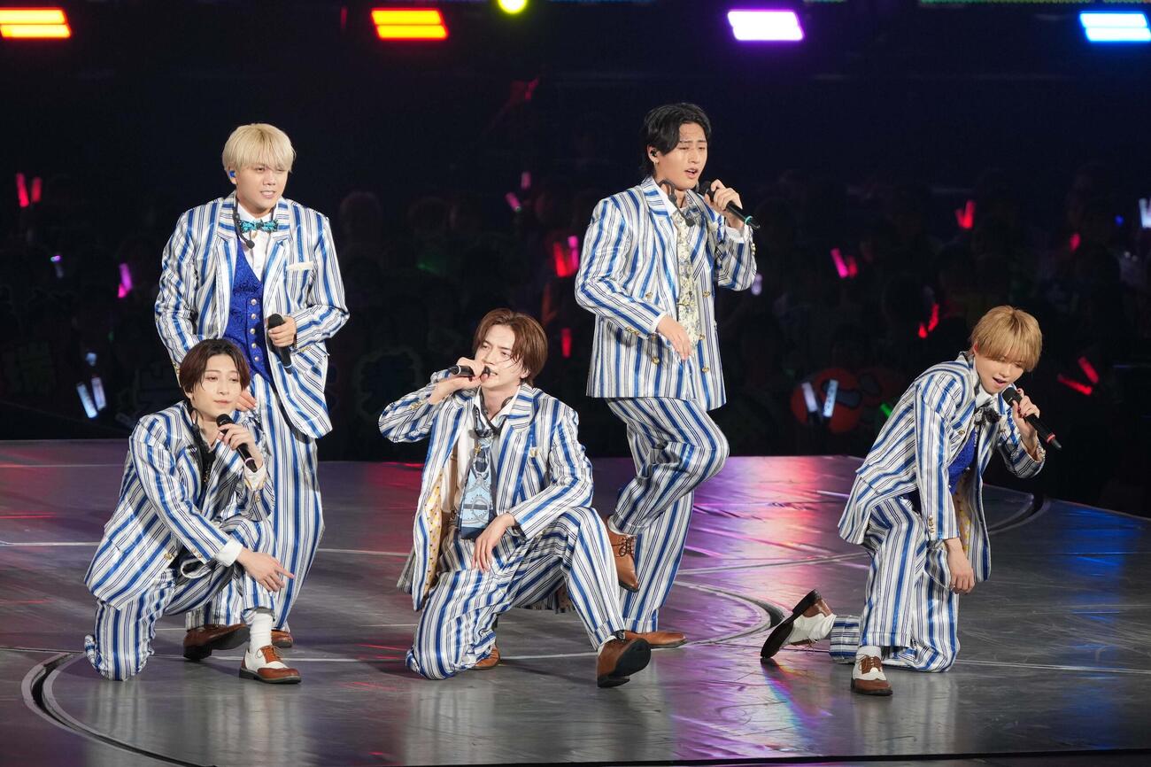 アリーナツアー2026 NEO CLASSICS有明アリーナ公演に臨むKEY TO LITの、前列左から中村嶺亜、岩﨑大昇、井上瑞稀、後列左から佐々木大光、猪狩蒼弥（撮影・小沢裕）