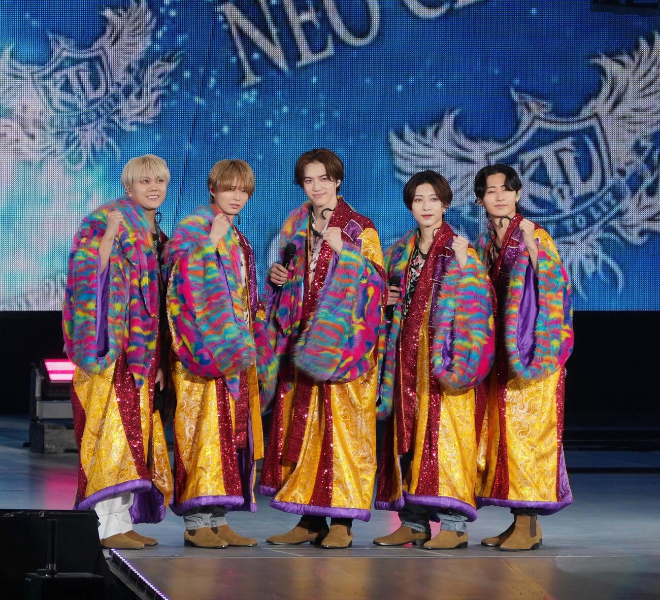 アリーナツアー2026 NEO CLASSICS有明アリーナ公演で囲み取材を披露しフォトセッションに臨むKEY TO LITの、左から佐々木大光、井上瑞稀、岩﨑大昇、中村嶺亜、猪狩蒼弥（撮影・小沢裕）