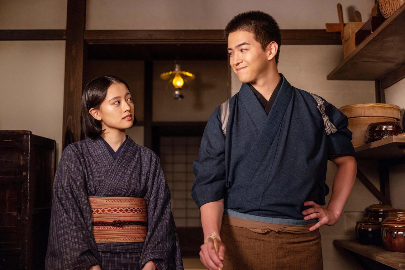 「風、薫る」で小川（大家）直美役を演じた上坂樹里（左）。右は小川吾郎役を演じた甲斐翔真