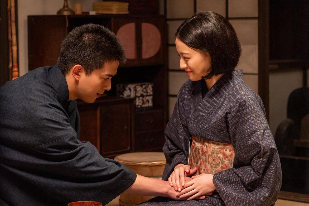 「風、薫る」で小川（大家）直美役を演じた上坂樹里（右）。左は小川吾郎役を演じた甲斐翔真