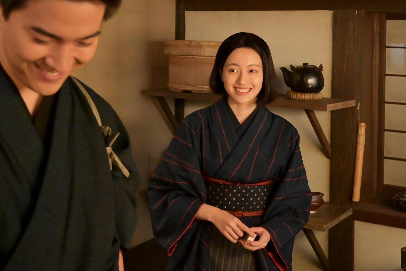 「風、薫る」で小川（大家）直美役を演じた上坂樹里（右）。左は小川吾郎役を演じた甲斐翔真