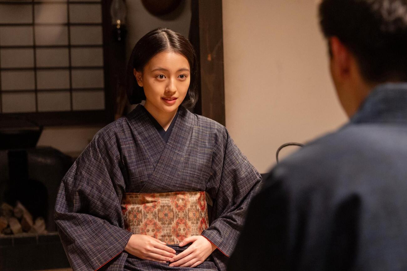「風、薫る」で小川（大家）直美役を演じた上坂樹里（後方）