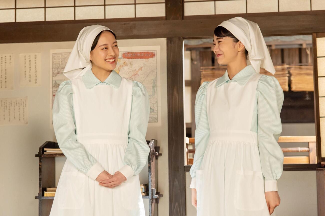 「風、薫る」で小川（大家）直美役を演じた上坂樹里（左）、右はりん役の見上愛