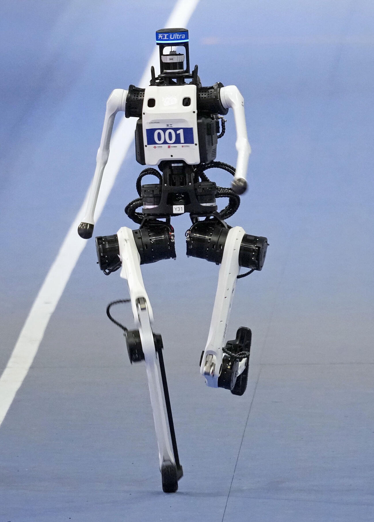 23日、北京での「世界人型ロボットスポーツ大会」の陸上400メートル決勝で、38秒15を出したロボット（共同）