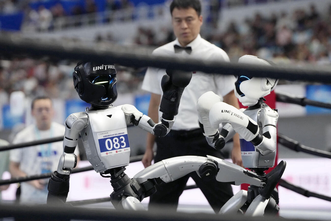 23日、北京での「世界人型ロボットスポーツ大会」でボクシングをするロボット（共同）
