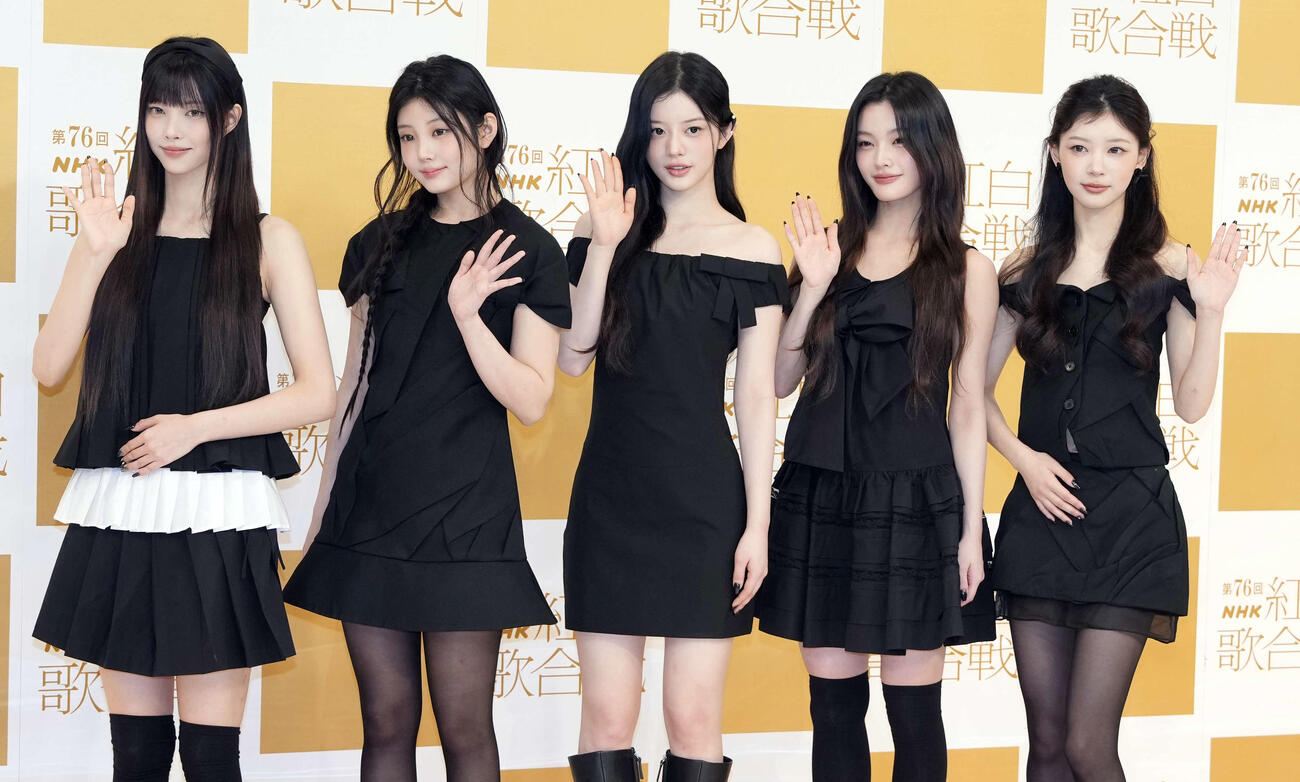 笑顔で写真に納まるILLIT。左からYUNAH、WONHEE、MINJU、IROHA、MOKA（2025年12月）