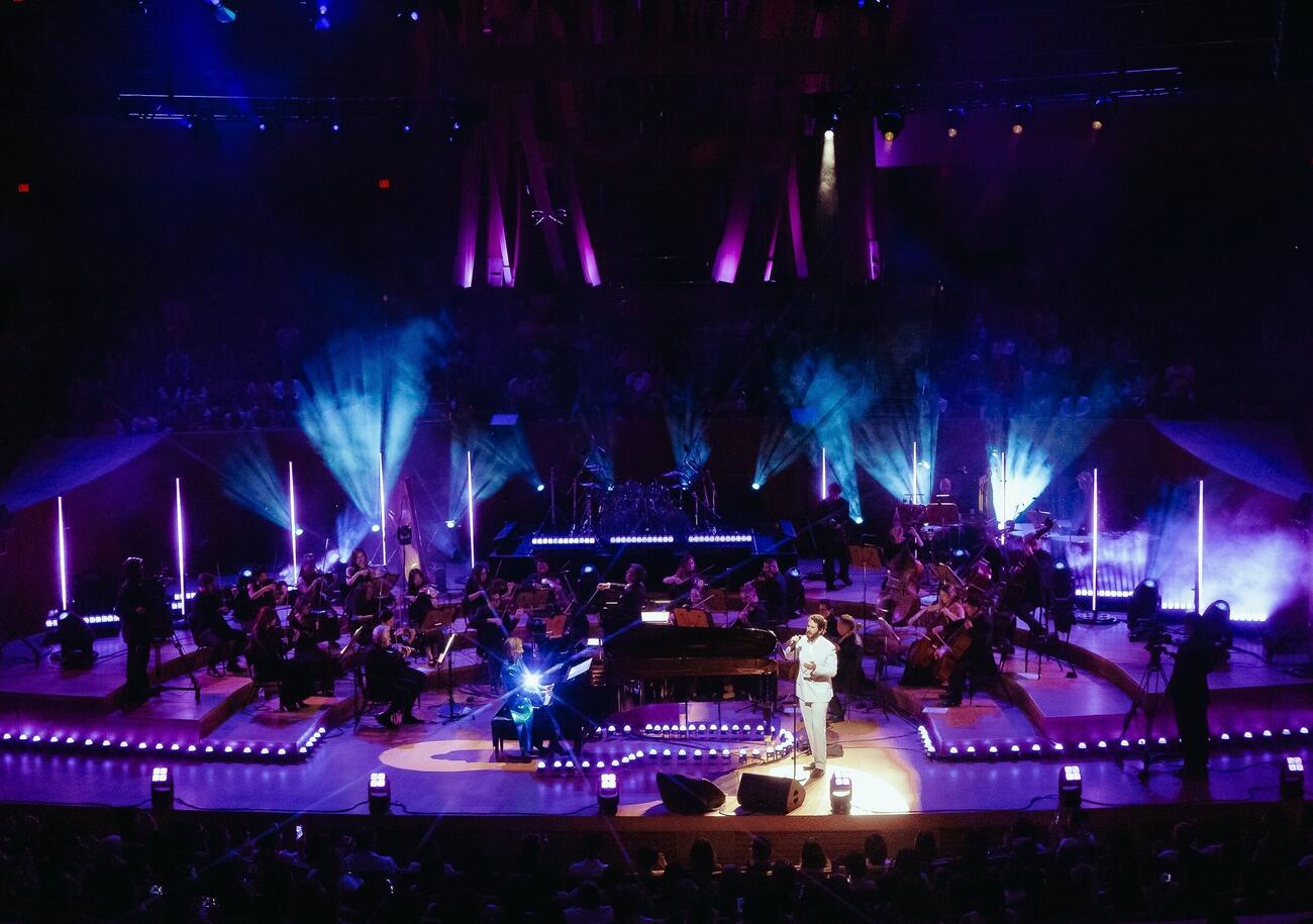 YOSHIKIのクラシカル公演で「Forever Love」を歌唱したジョシュ・グローバン
