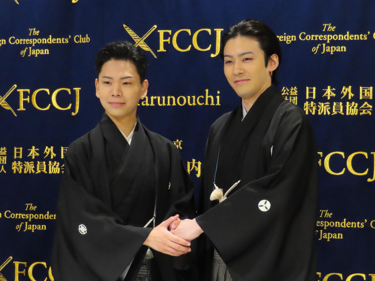 「ロンドン歌舞伎舞踊公演」について会見した尾上辰之助（左）、市川染五郎