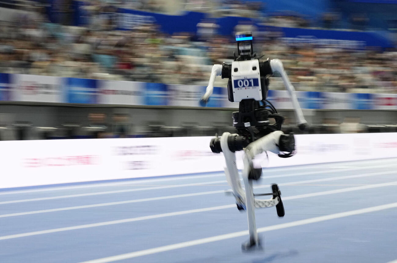 「世界人型ロボットスポーツ大会」の陸上1500メートルに出場した「天工」＝23日、北京（共同）