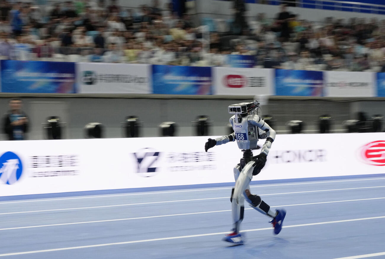 「世界人型ロボットスポーツ大会」で陸上1500メートルに出場したGMOインターネットグループのロボット＝23日、北京（共同）