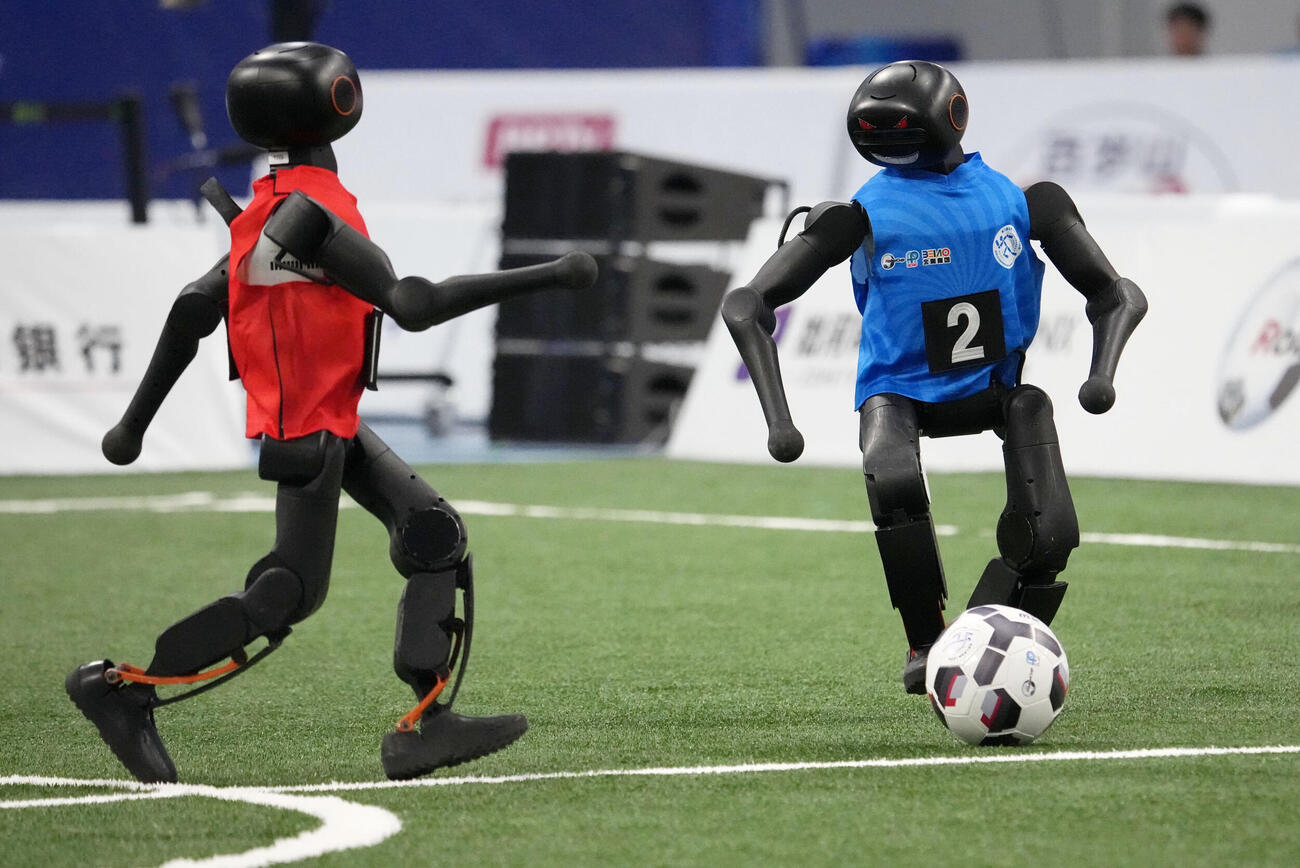 「世界人型ロボットスポーツ大会」でサッカーをするロボット＝23日、北京（共同）