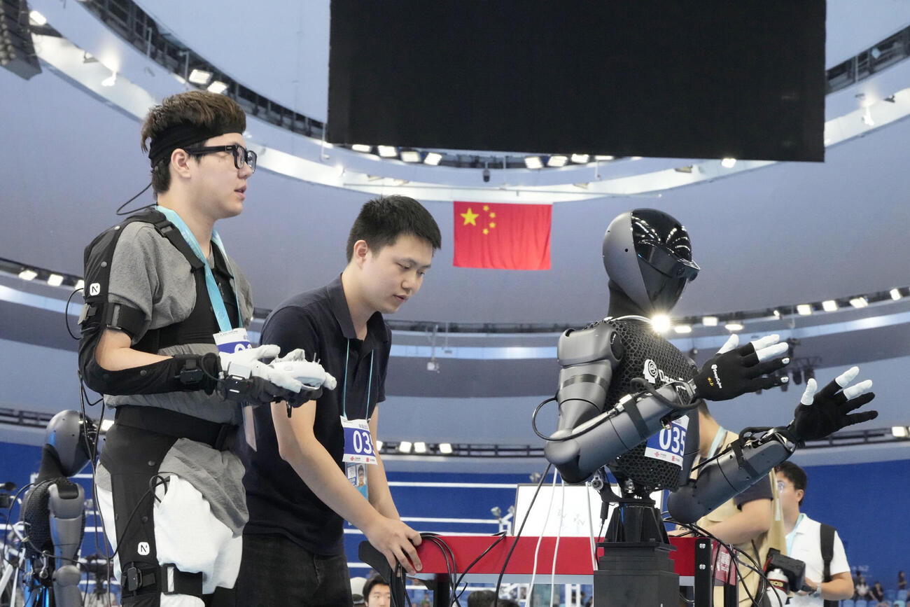 「世界人型ロボットスポーツ大会」で試合に臨むロボット＝23日、北京（共同）