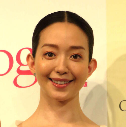 松島花「お腹の成長で…」第１子妊娠中のコーデに「そんな使い方があったとは」「花さん美しい」