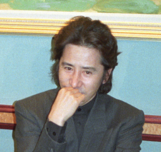 古畑任三郎のポーズをとる田村正和さん（1995年11月撮影）
