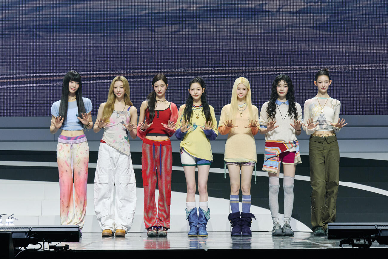 デビュー記念メディアショーケースに出席したTUIDE。左からSEAH、ELENA、SEOYEON、JIA、SEOHEE、SAKI、YI HANI（（P）＆（C）ABD）