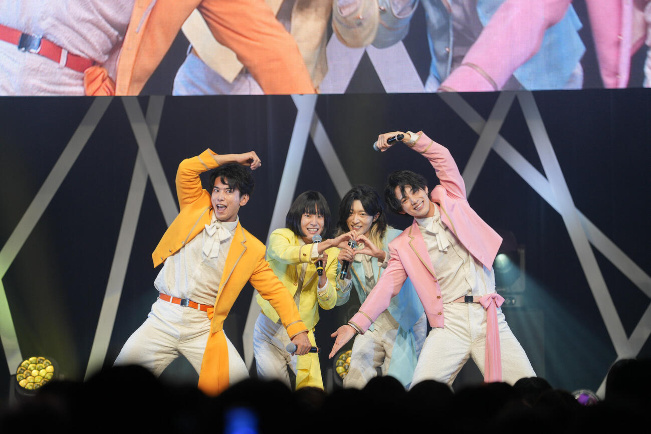 初の東名阪Zeppツアー「モナキやで☆しらんけど」最終公演で決めポーズを披露するモナキ　Shotaro Yaoita氏(NEWFATGLORYFILMS)、Sho Honda氏、松本享恭氏、ヤマダユウスケ撮影氏、外部提供

