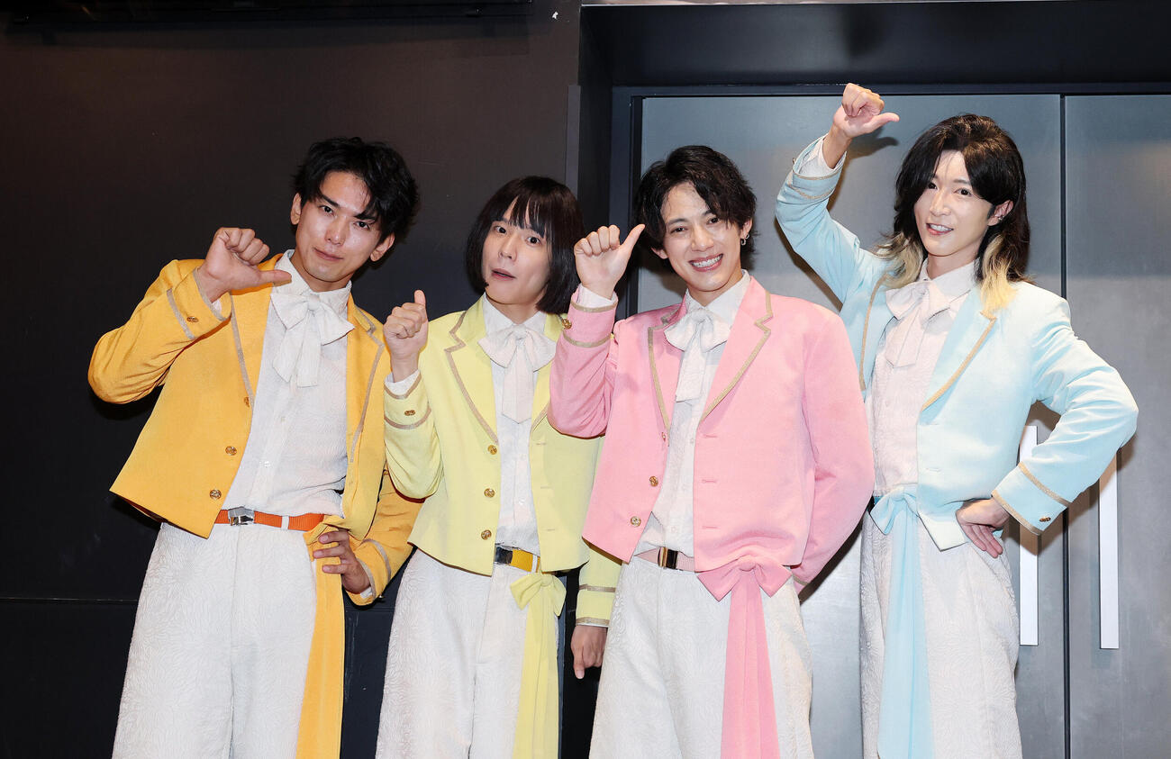 写真に納まるモナキ、左からじん、おヨネ、ケンケン、サカイJr.（撮影・鈴木正人）