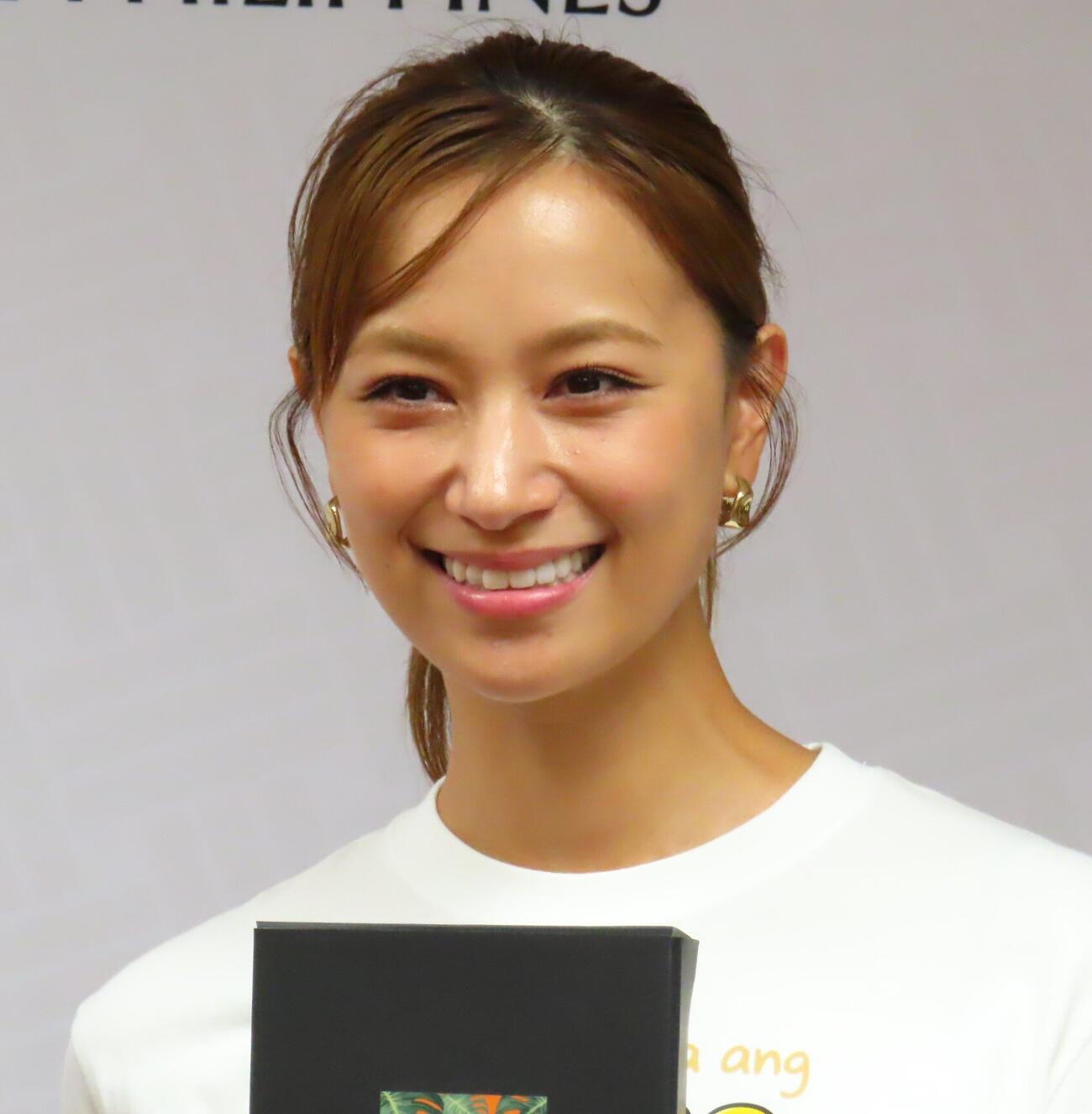 「マミータのチキンアドボ」お披露目会を行った高橋ユウ
