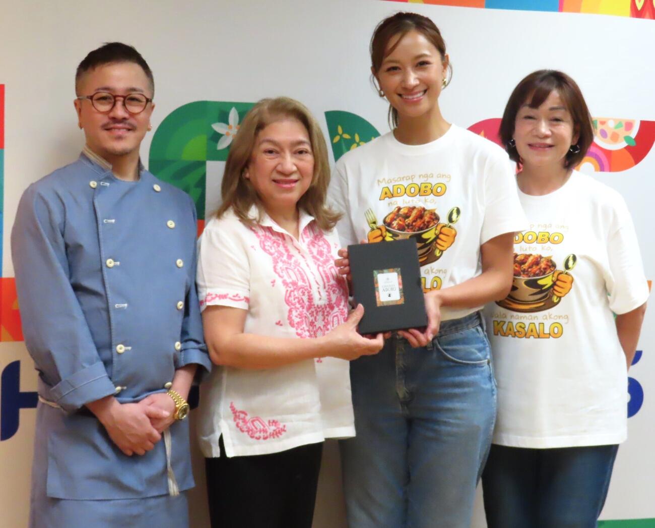 「マミータのチキンアドボ」お披露目会を行った高橋ユウ（右から2人目）