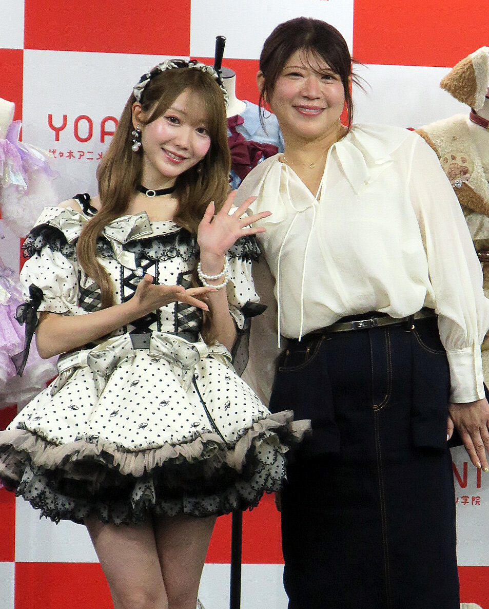 代々木アニメーション学院「衣装デザイン科」開設記者発表会で。左から、=LOVE大谷映美里、茅野しのぶ