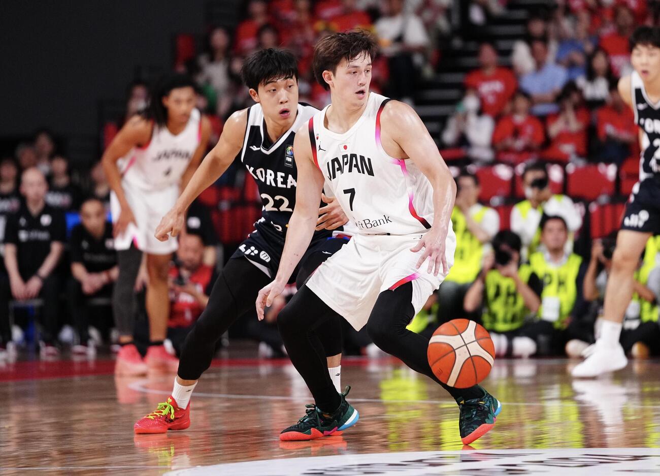 韓国戦でドリブルで攻め込むデーブス（右）（2024年7月撮影）
