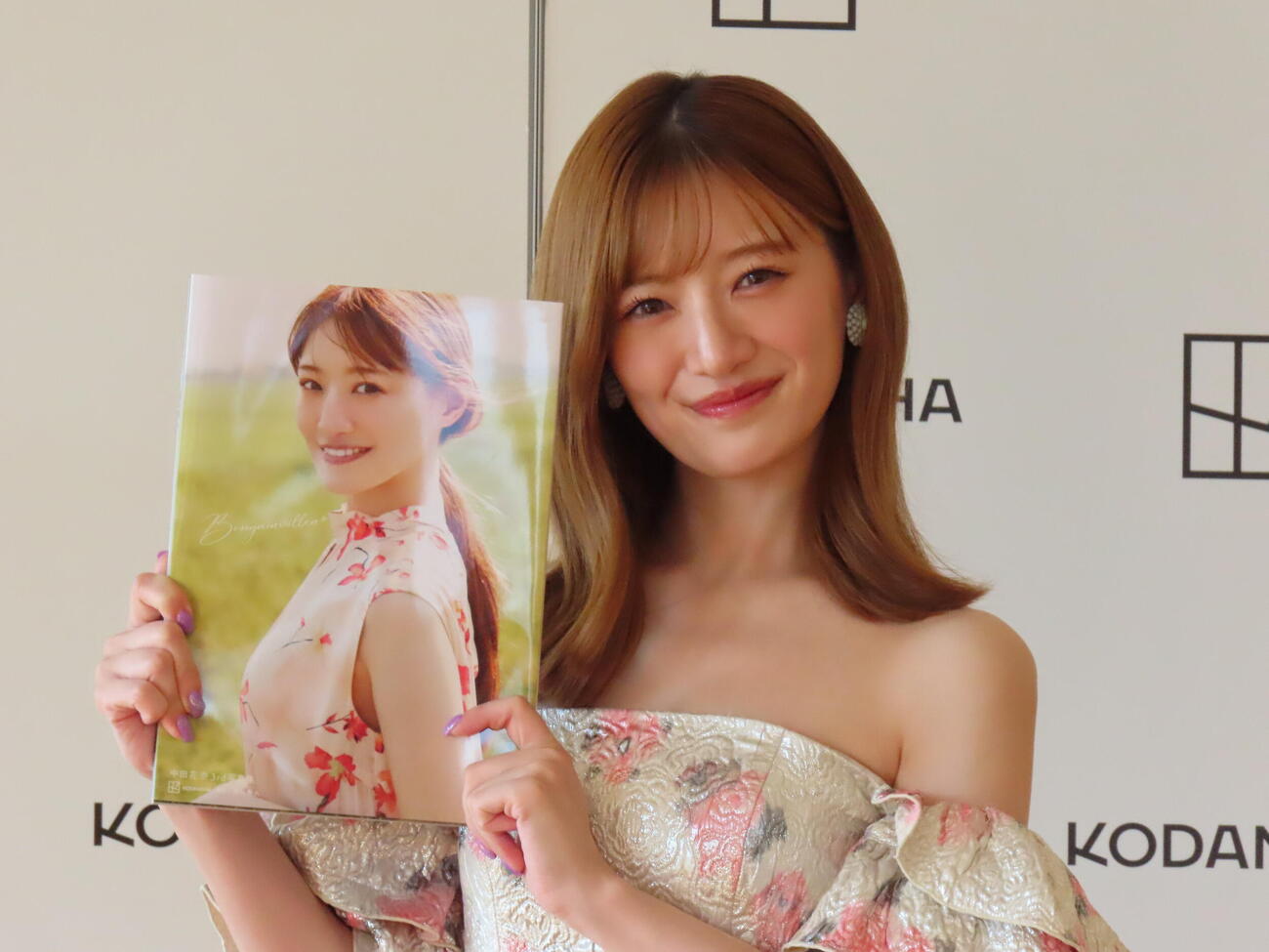 3rd写真集の発売記念会見に臨んだ中田花奈