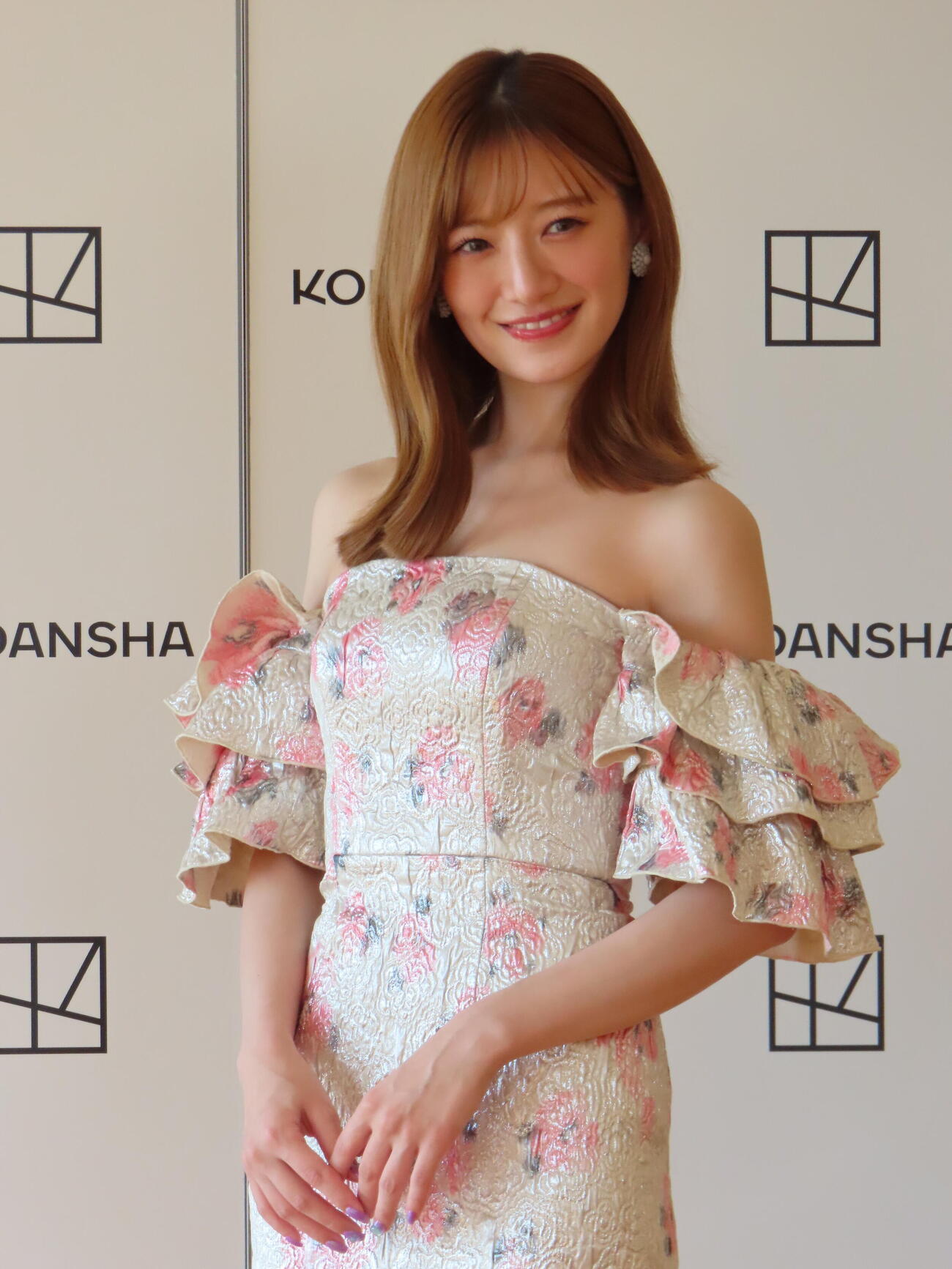 3rd写真集の発売記念会見に臨んだ中田花奈