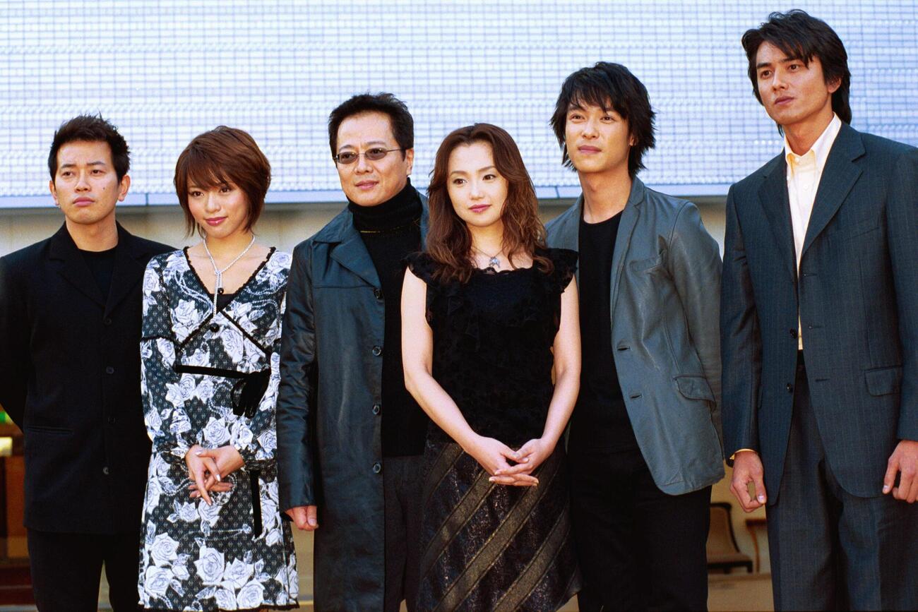 ドラマ「婚外恋愛」の制作発表に出席した（左から）宮迫博之、釈由美子、根津甚八、永作博美、堺雅人、原田龍二（2001年12月撮影）