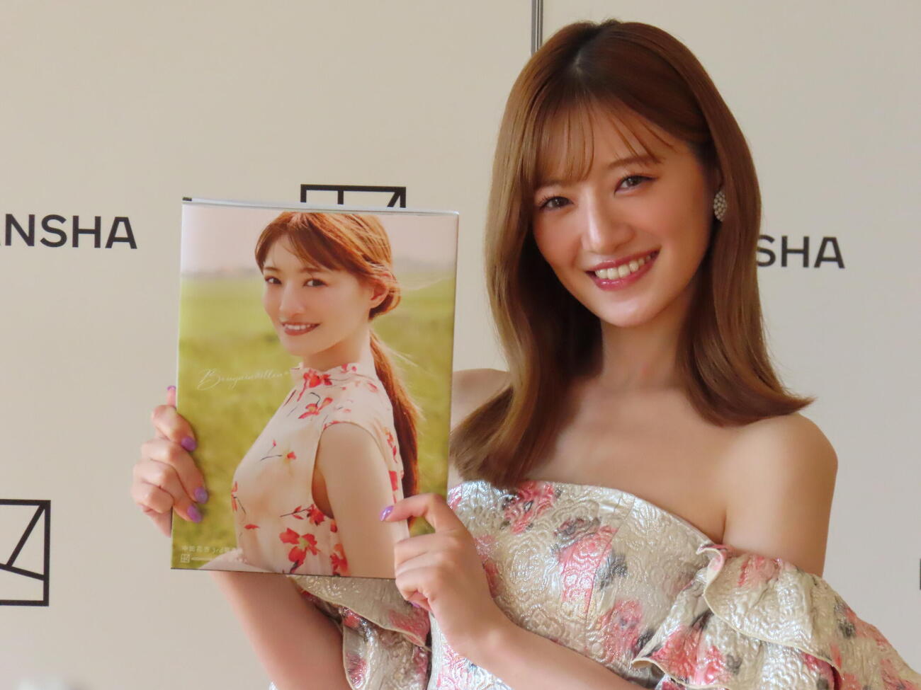3rd写真集の発売記念会見に臨んだ中田花奈