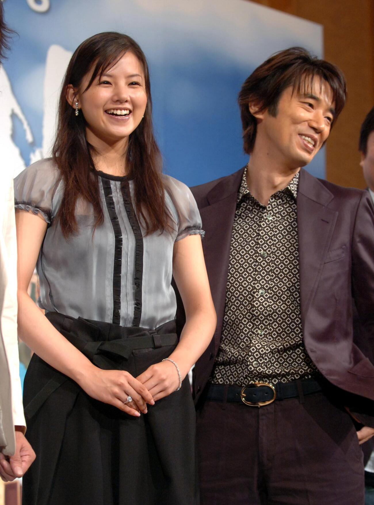 映画「UDON」完成会見　笑顔を見せる小西真奈美とユースケ・サンタマリア（2006年7月撮影）