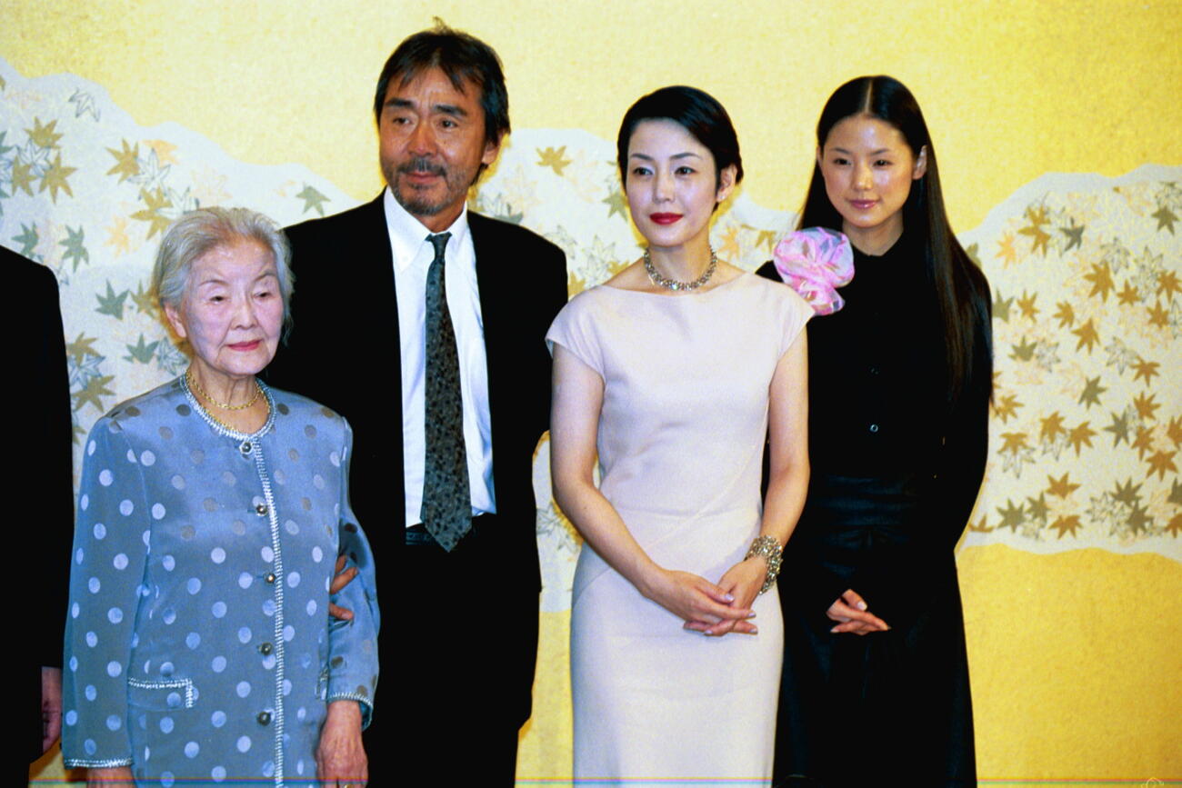 映画「阿弥陀堂だより」制作発表　左から90歳で映画出演を果たす北林谷栄、寺尾聰（寺尾聡）、樋口可南子、小西真奈美（2001年5月撮影）