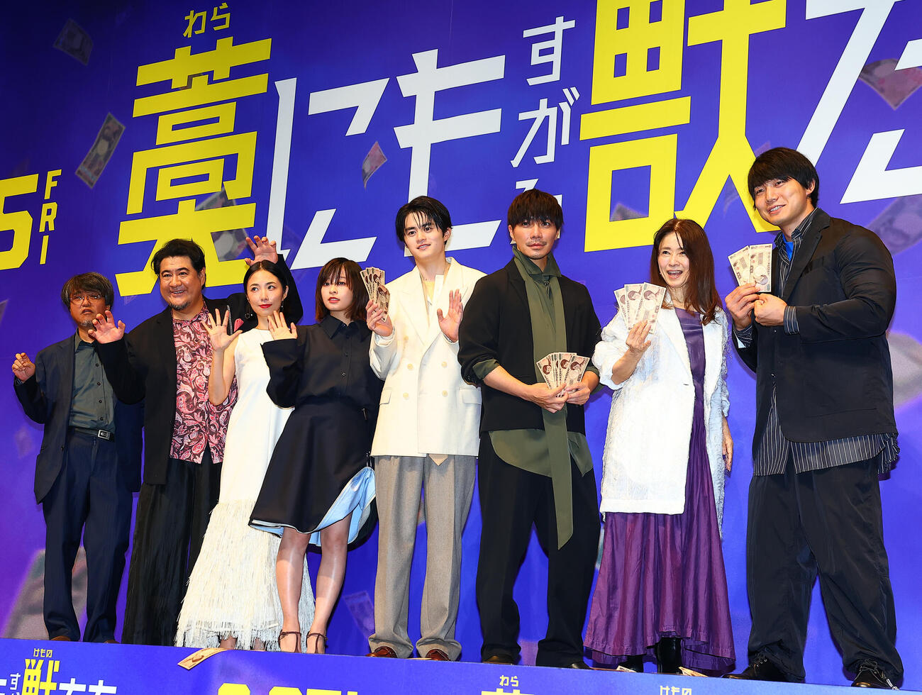 映画「藁にもすがる獣たち」完成披露舞台あいさつに登場した、左から城定秀夫監督、小手伸也、MEGUMI、森七菜、鈴鹿央士、成宮寛貴、風吹ジュン、青木マッチョ（撮影・野上伸悟）