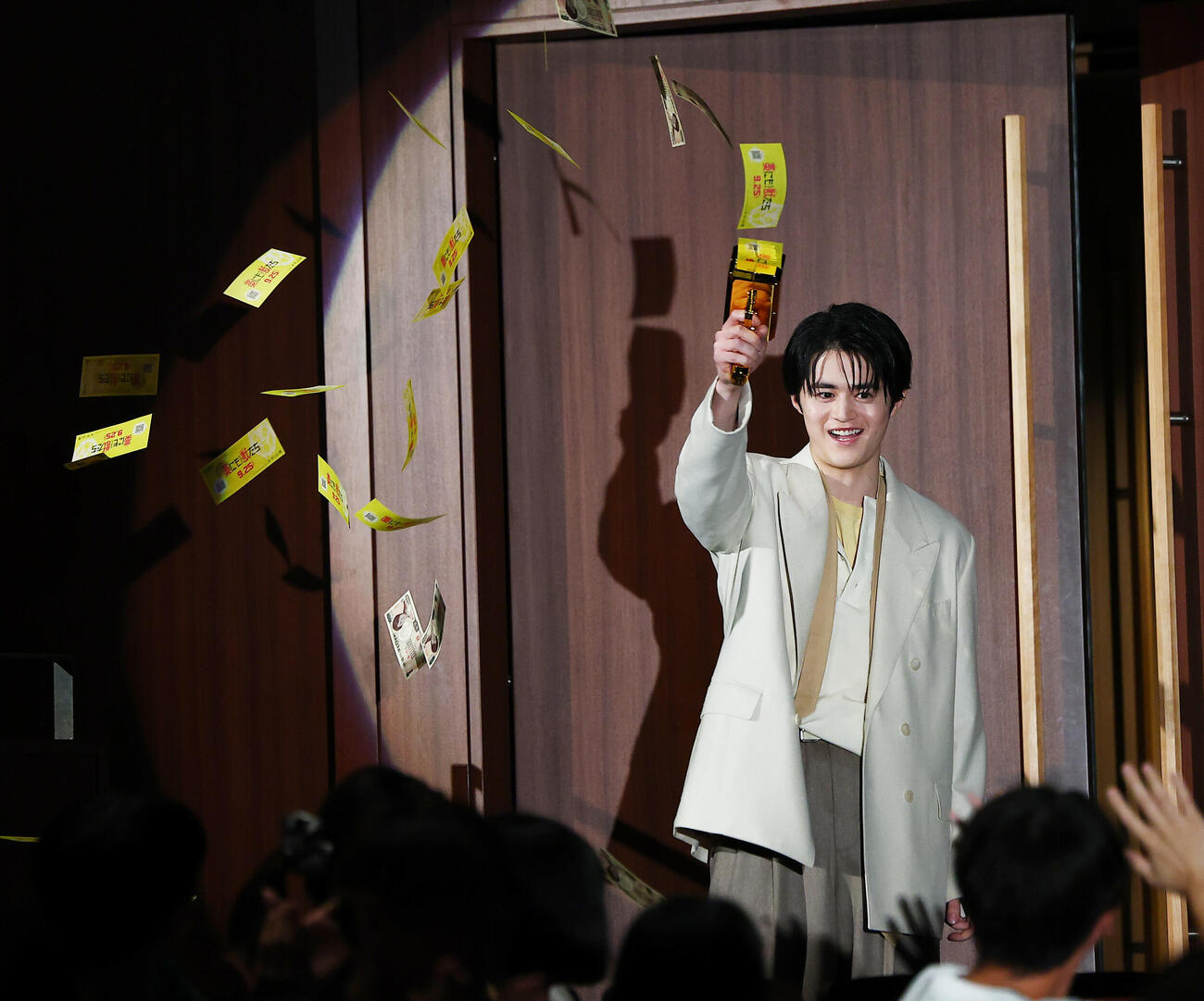 映画「藁にもすがる獣たち」完成披露舞台あいさつに登場した鈴鹿央士（撮影・野上伸悟）
