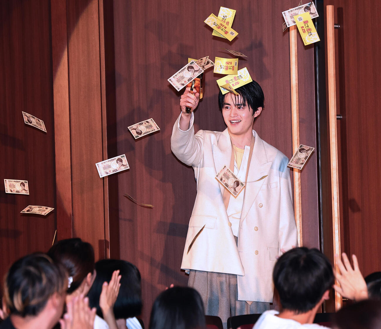 映画「藁にもすがる獣たち」完成披露舞台あいさつに登場した鈴鹿央士（撮影・野上伸悟）