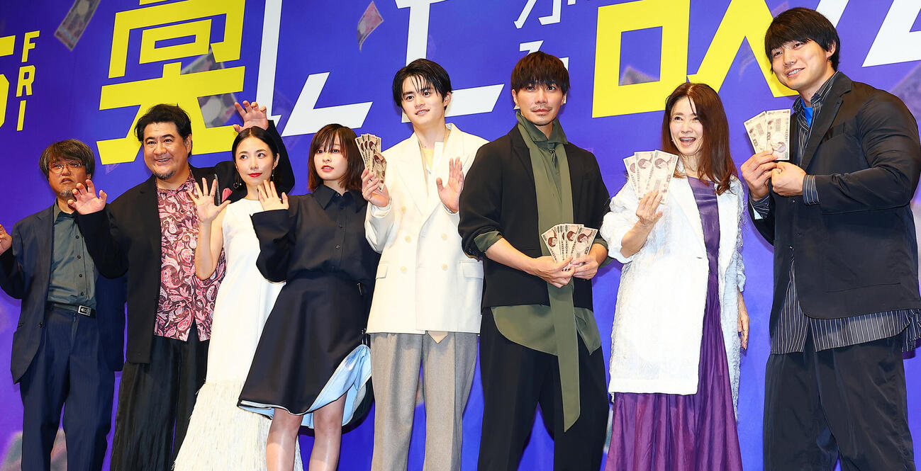 映画「藁にもすがる獣たち」完成披露舞台あいさつに登場した、..、左から城定秀夫監督、小手伸也、MEGUMI、森七菜、鈴鹿央士、成宮寛貴、風吹ジュン、青木マッチョ（撮影・野上伸悟）