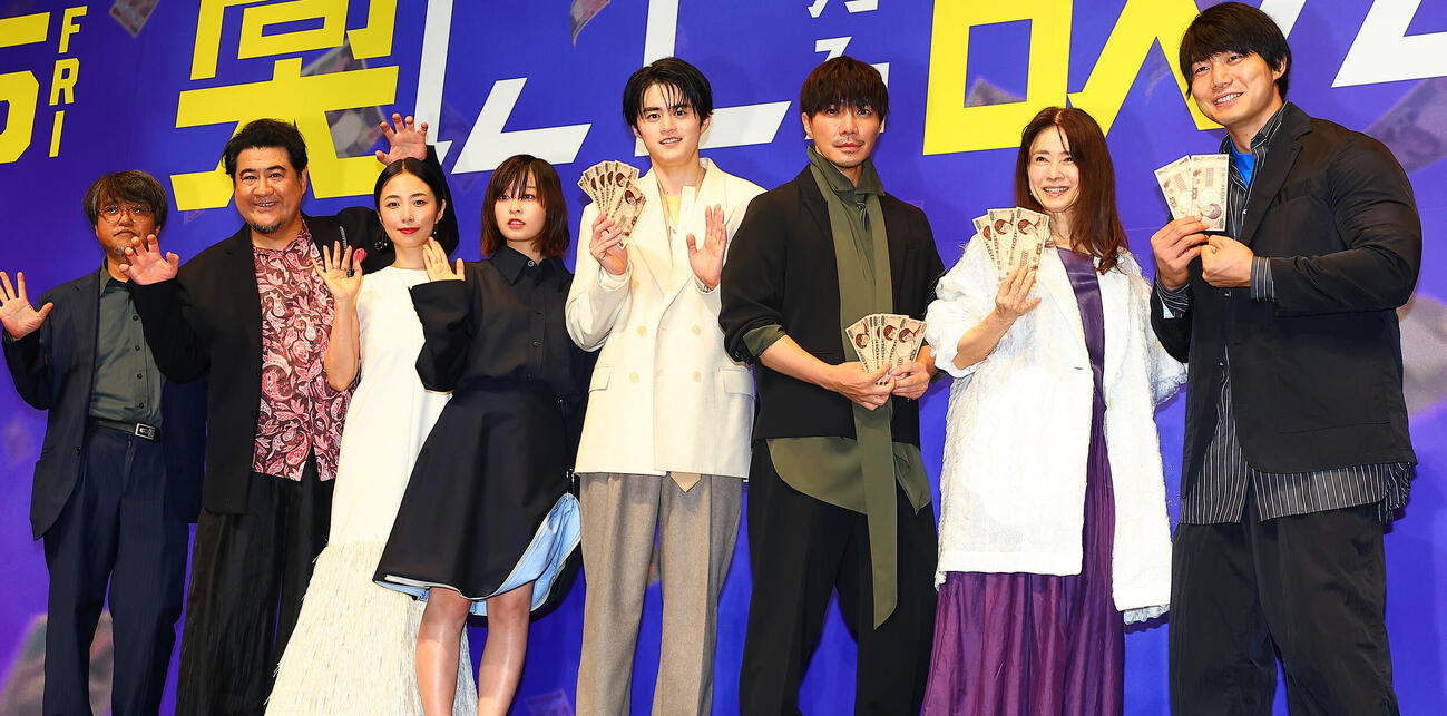 映画「藁にもすがる獣たち」完成披露舞台あいさつに登場した出演者ら