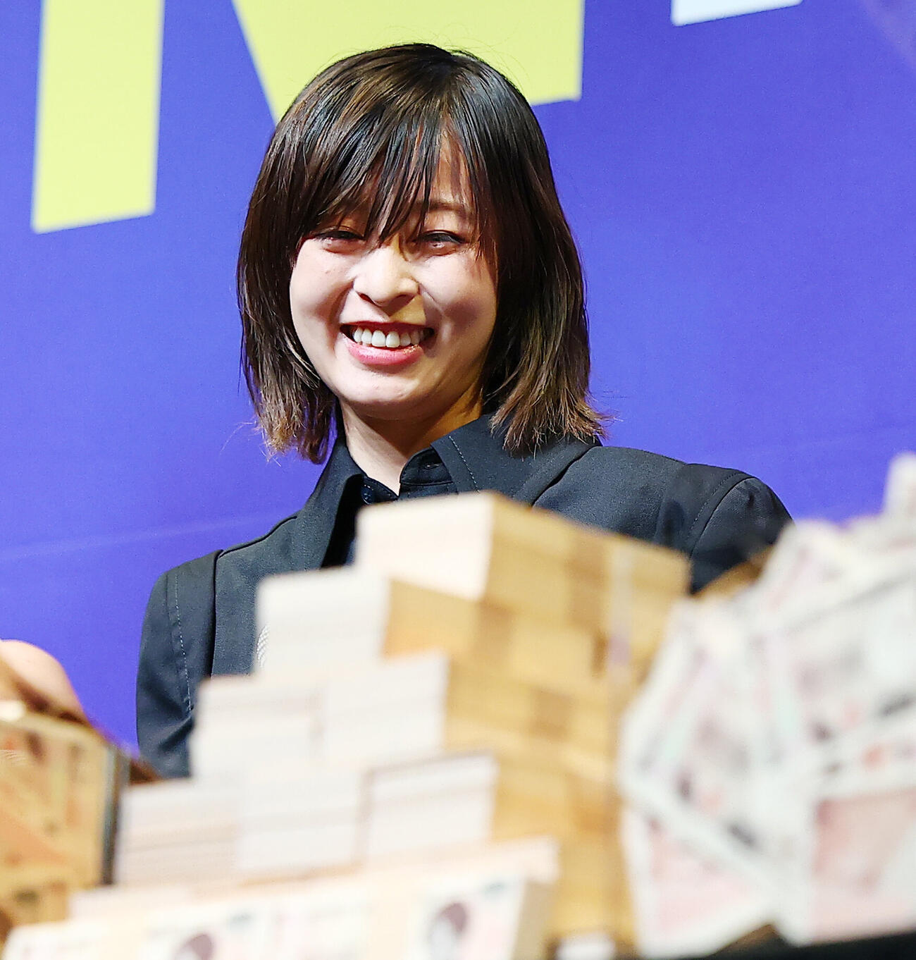 映画「藁にもすがる獣たち」完成披露舞台あいさつに登場した森七菜（撮影・野上伸悟）
