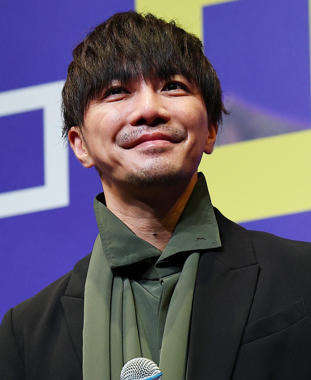 映画「藁にもすがる獣たち」完成披露舞台あいさつに登場した成宮寛貴（撮影・野上伸悟）