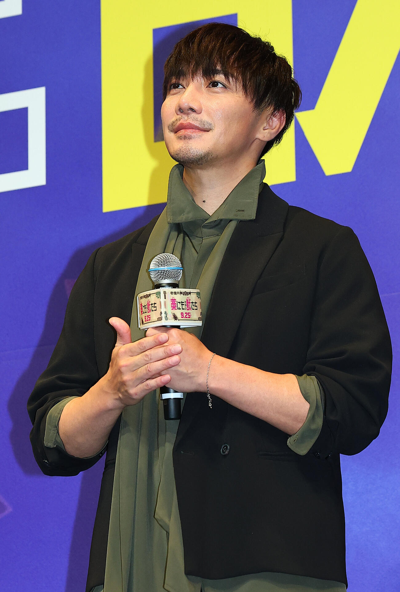 映画「藁にもすがる獣たち」完成披露舞台あいさつに登場した成宮寛貴（撮影・野上伸悟）