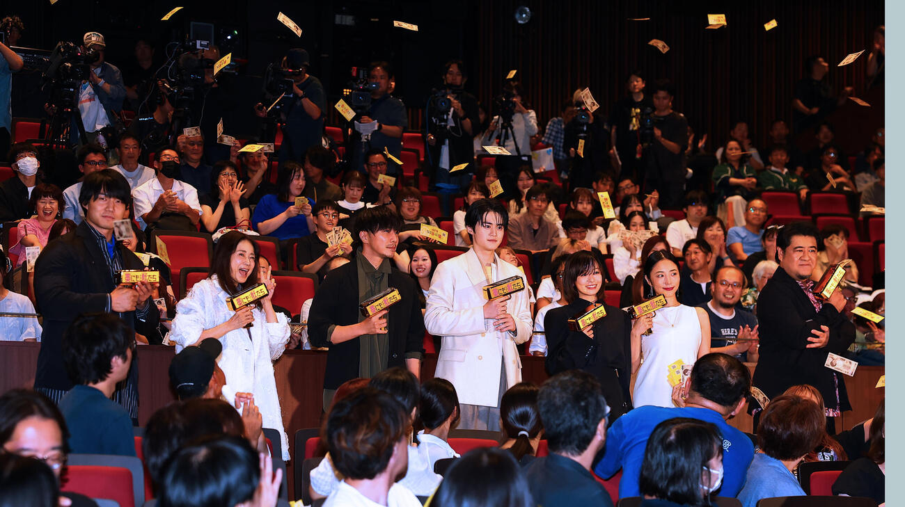 映画「藁にもすがる獣たち」完成披露舞台あいさつに登場した出演者ら
