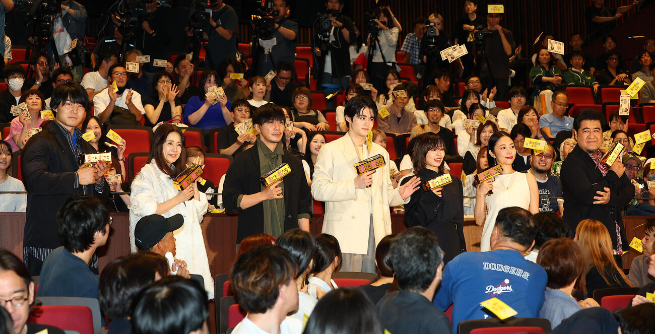 映画「藁にもすがる獣たち」完成披露舞台あいさつに登場した出演者ら
