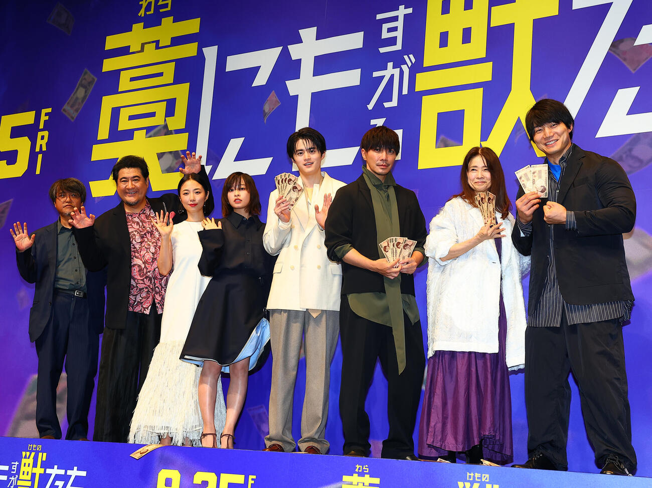 映画「藁にもすがる獣たち」完成披露舞台あいさつに登場した出演者ら