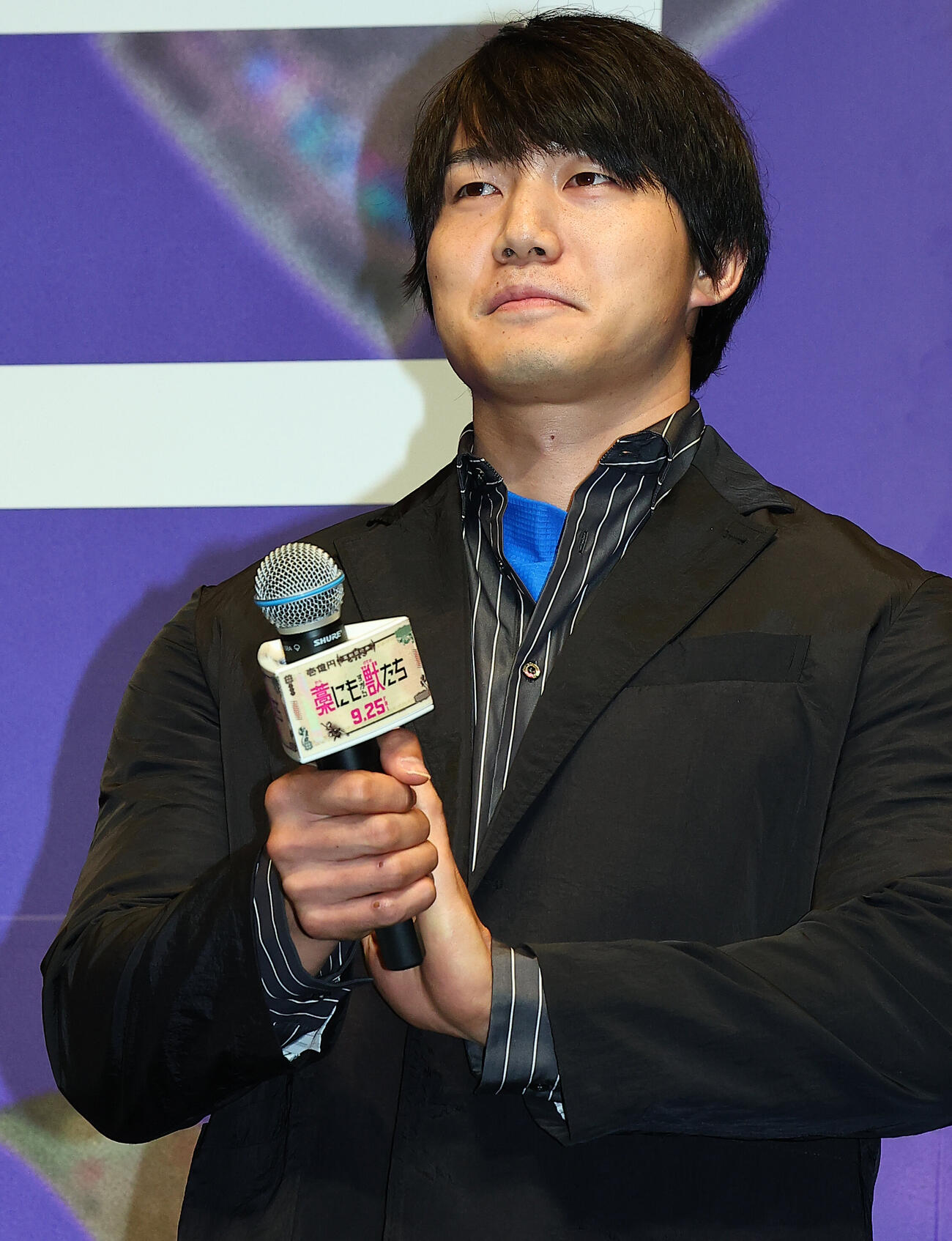 映画「藁にもすがる獣たち」完成披露舞台あいさつに登場した青木マッチョ（撮影・野上伸悟）