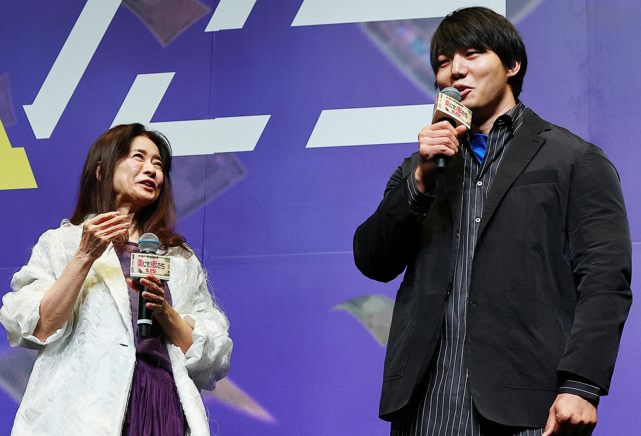 映画「藁にもすがる獣たち」完成披露舞台あいさつに登場した風吹ジュン（左）と青木マッチョ（撮影・野上伸悟）